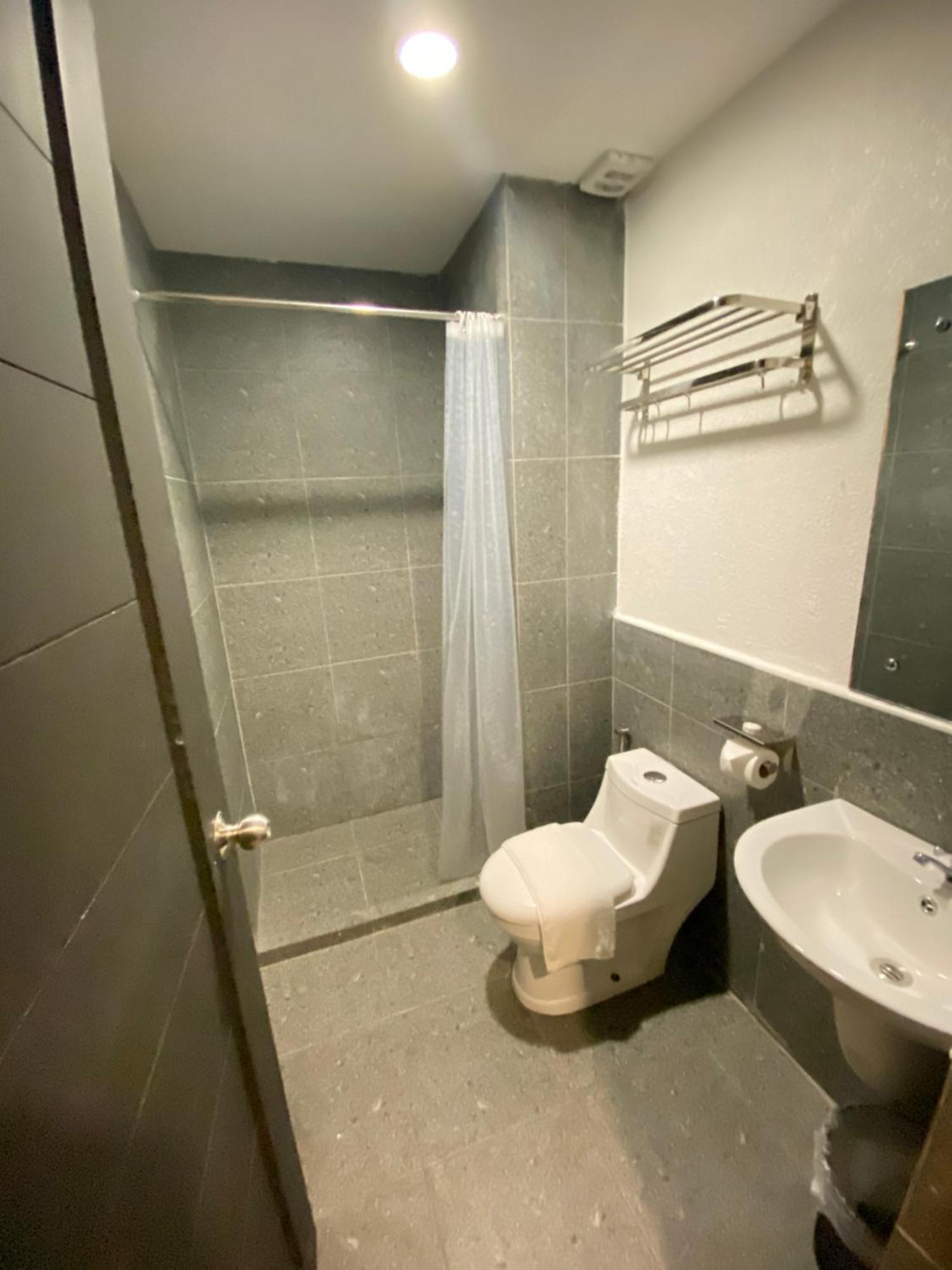 Rudolfo Suites Roxas City Buitenkant foto